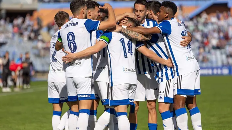 Caye Quintana es felicitado tras uno de sus goles al Melilla.