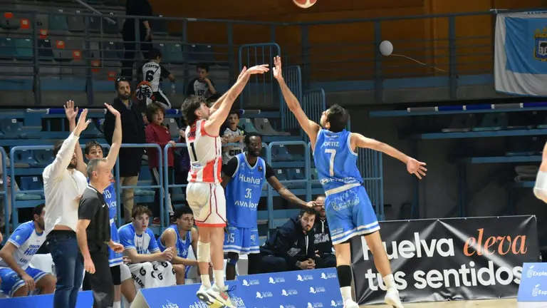 Ortiz puntea un triple de Orrit durante el Ciudad de Huelva-UDEA.