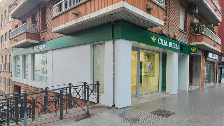 240205. Fachada de la nueva oficina de Caja Rural del Sur en Plaza de Espa&ntilde;a, de Huelva