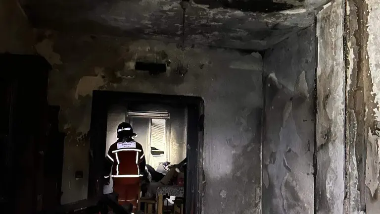 Un agente en el interior de la vivienda calcinada