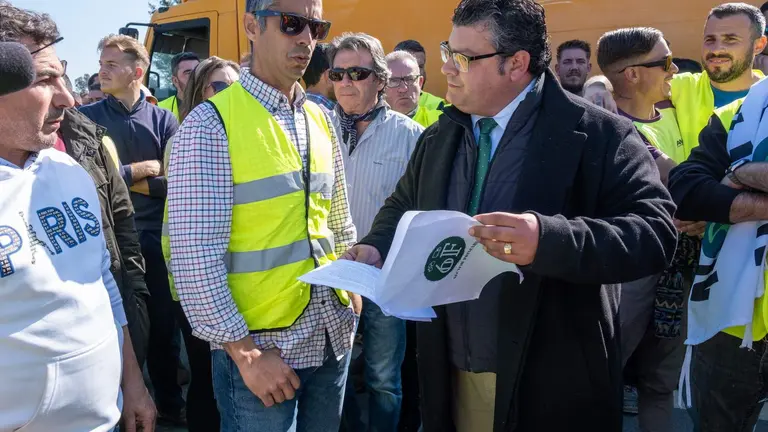 El diputado provincial Arturo Alpresa recoge el manifiesto de los agricultores