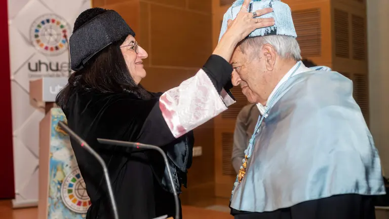 Marina recibe el símbolo doctoral de la UHU de la mano de la Rectora