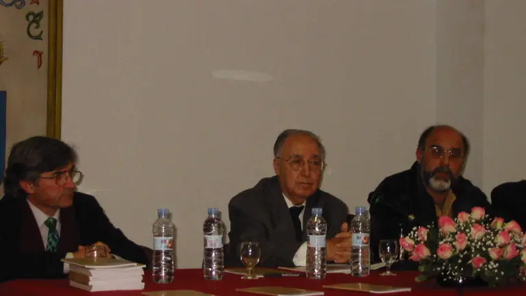 Odón Betanzos, en el centro