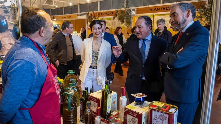 Toscano junto al alcalde de Zufre, en un stand
