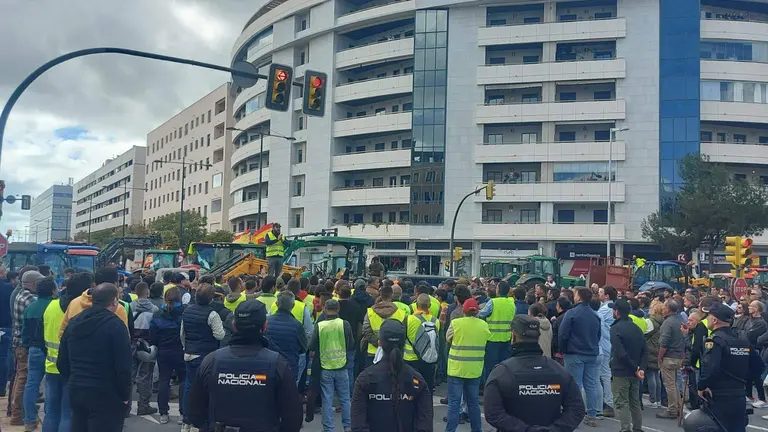 Bloqueo accesos a Mercado del Carmen en Huelva
