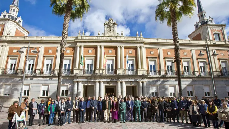 Minuto de silencio en la capital, a las puertas del Ayuntamiento