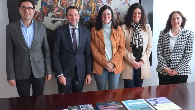 Firma del acuerdo entre Aguas de Huelva y la UHU