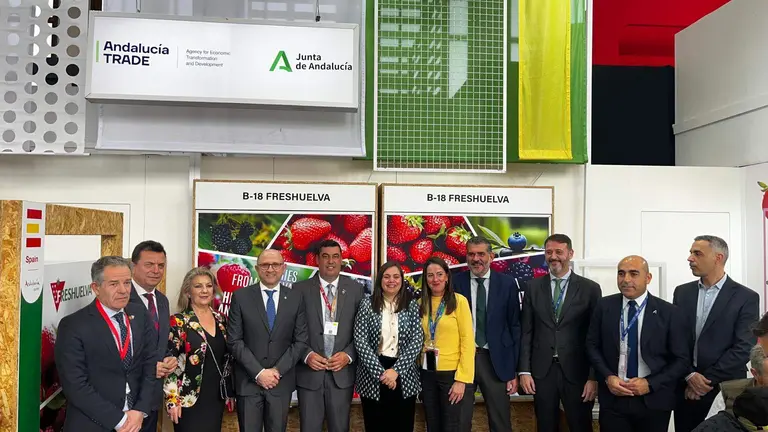 240211. El director de la Fundaci&oacute;n Caja Rural del Sur con una amplia representaci&oacute;n del sector en Fruit Log&iacute;stica de Berl&iacute;n