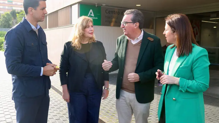 Manuel Andrés González junto a cargos populares