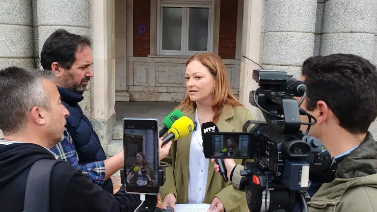 María Teresa Flores en rueda de prensa a las puertas del Consistorio