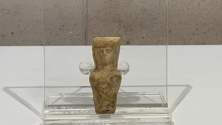 El milenario silbato turdetano se muestra ya en el Museo de Huelva