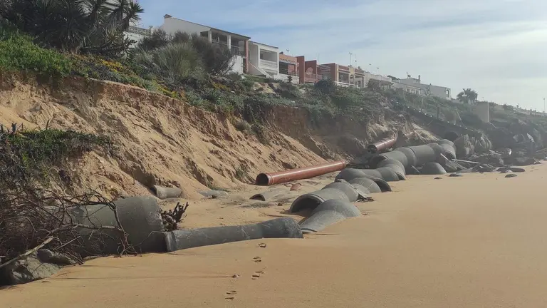 Un panorama desolador que se repite cada vez que el mar azota con fuerza en esta franja de la playa