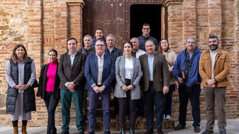 Foto de familia de alcaldes y alcaldesas junto al presidente de la Diputaci&oacute;n