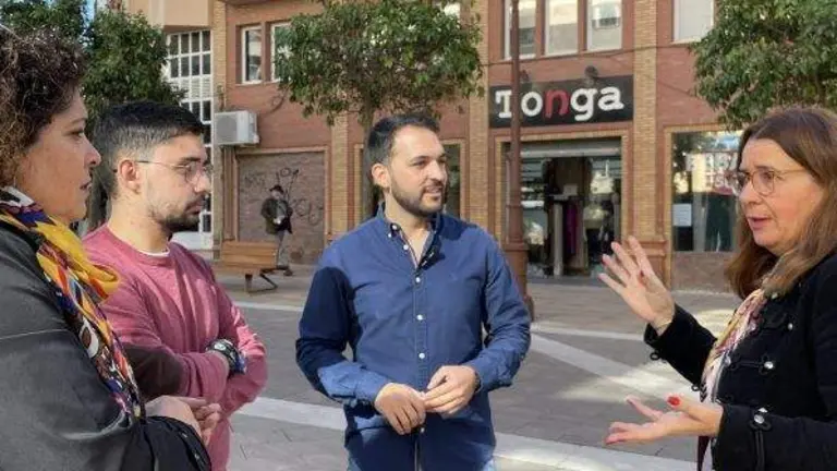 La socialista Rosa Tirador, a la derecha, habla con jóvenes en Huelva