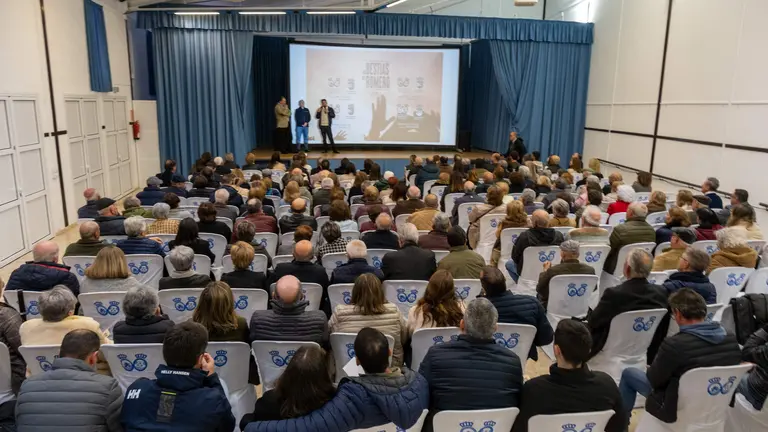 Documental Berrocal en su proyección en el pueblo
