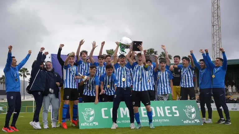 La selección onubense cadete alzando el título regional.