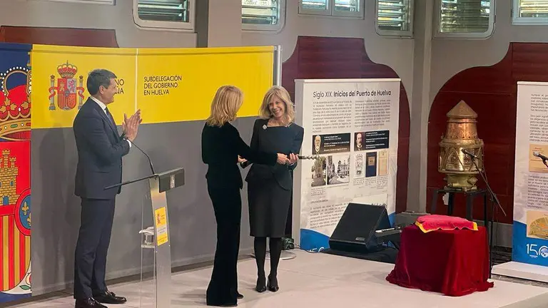 Rico recoge los s&iacute;mbolos de manos de la anterior subdelegada, Manuela Parralo