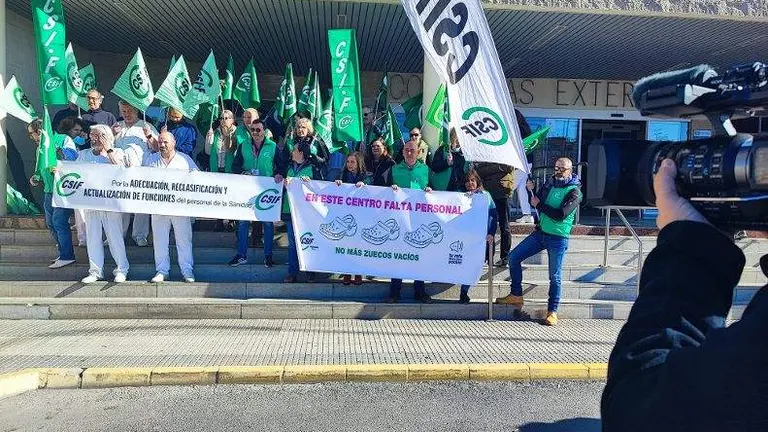 Concentracion a las puertas del Juan Ram&oacute;n Jim&eacute;nez