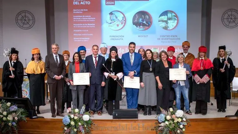 Foto de familia con las Medallas de la UHU