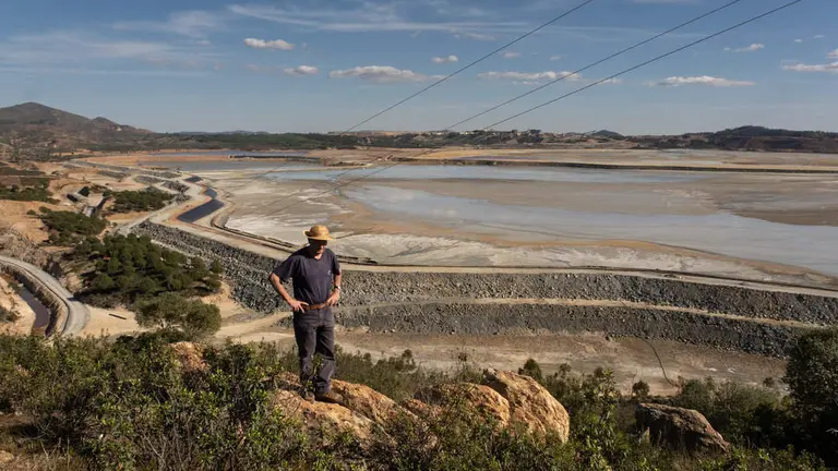Un operario en lo alto de las presas mineras de Riotinto