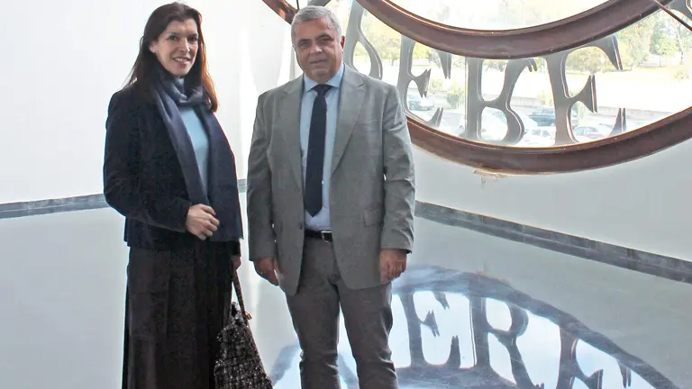 La jefa de proyectos de la Fundaci&oacute;n Atlantic Copper, &Aacute;ngeles S&aacute;nchez Cueca, y el director de la ETSI.