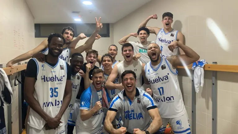 El Ciudad de Huelva en el vestuario tras ganar en Melilla.