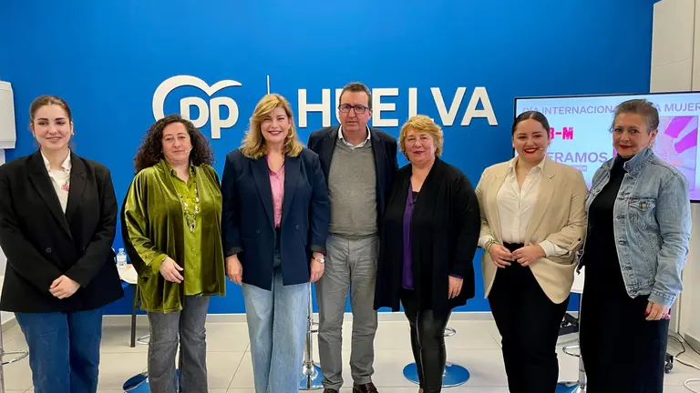 González, junto a alcaldesas del PP en Huelva