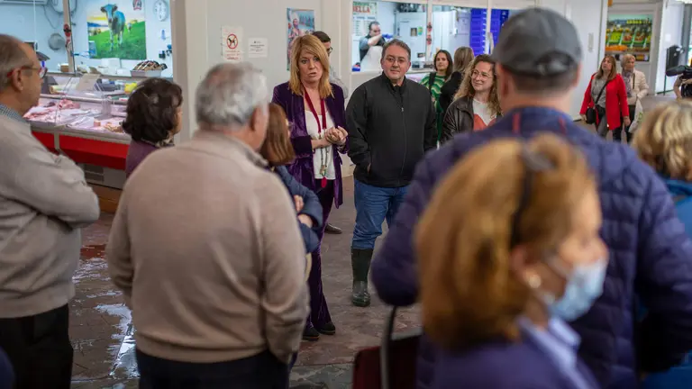 Visita de la alcaldesa y los Detallistas del mercado de San Sebasti&aacute;n en Huerta Mena