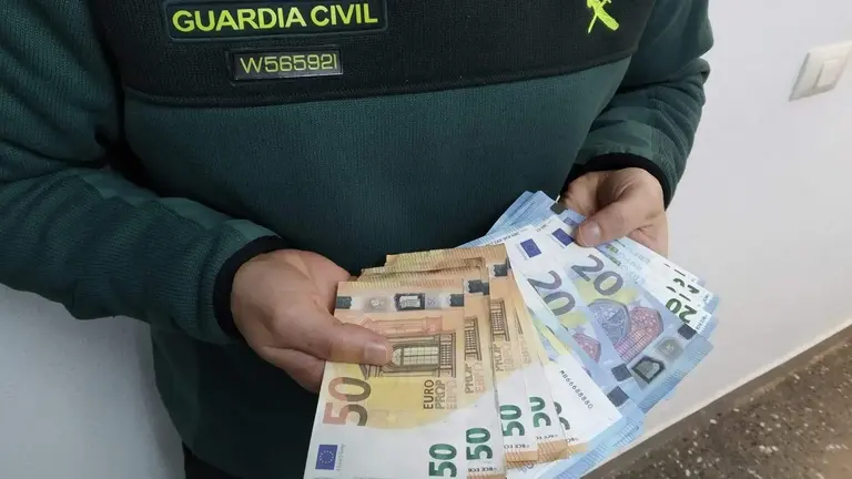 Billetes-falsos en manos de un agente