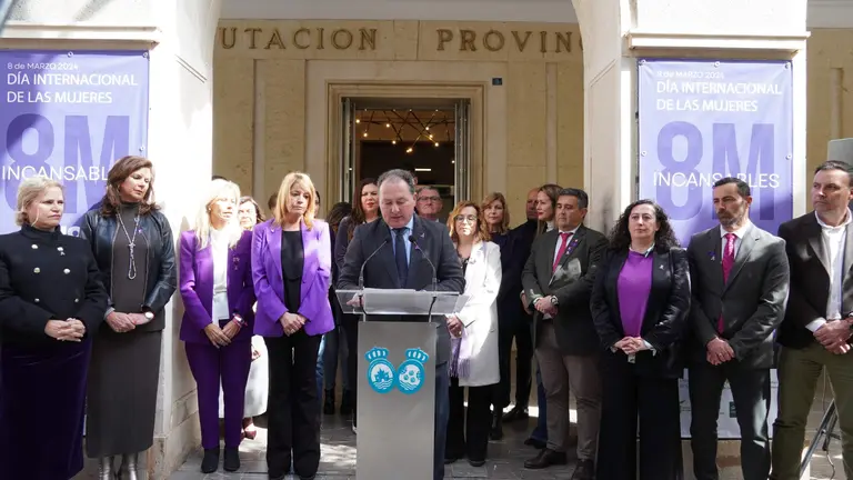 El presidente de la Diputaci&oacute;n, David Toscano, en la lectura del manifiesto