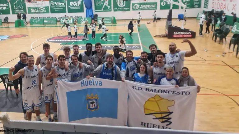 El Ciudad de Huelva celebra su triunfo en Albacete con la Peña El Cencerro.