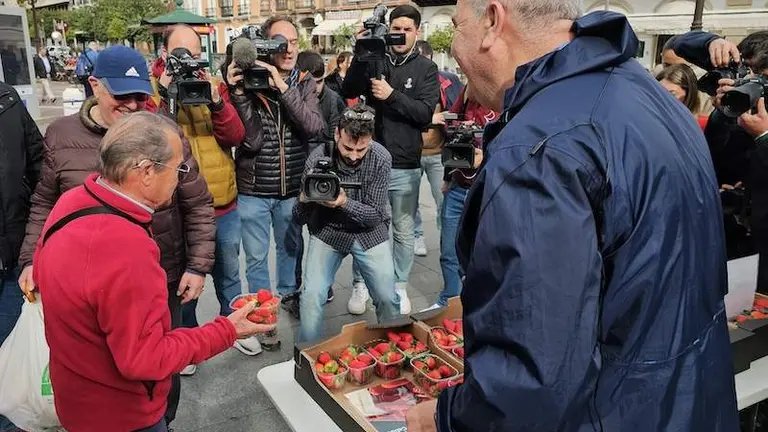 El secretario general de UPA-Huelva reparte fresas en la Puerta de Jerez de Sevilla hace una semana