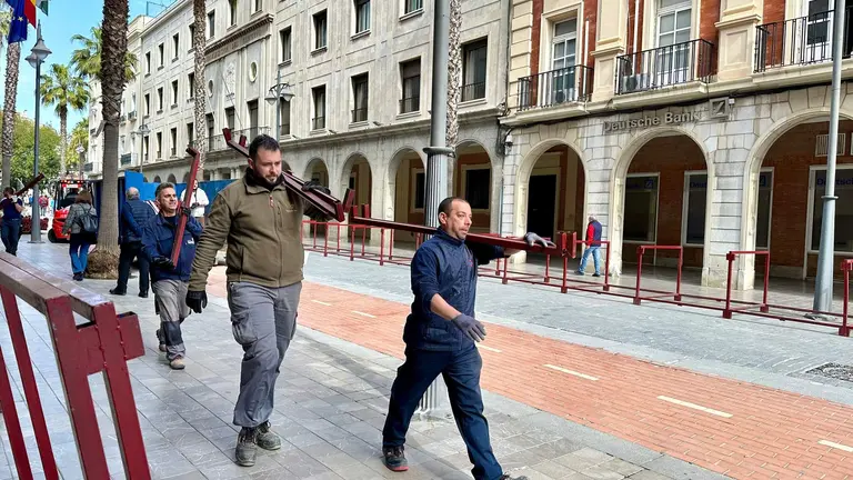 Instalaci&oacute;n de palcos en la carrera oficial