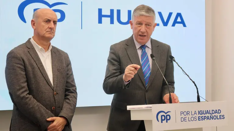 Carmelo Romero, junto a González