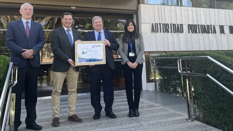 Alberto Santana recoge el Certificado medioambiental APH