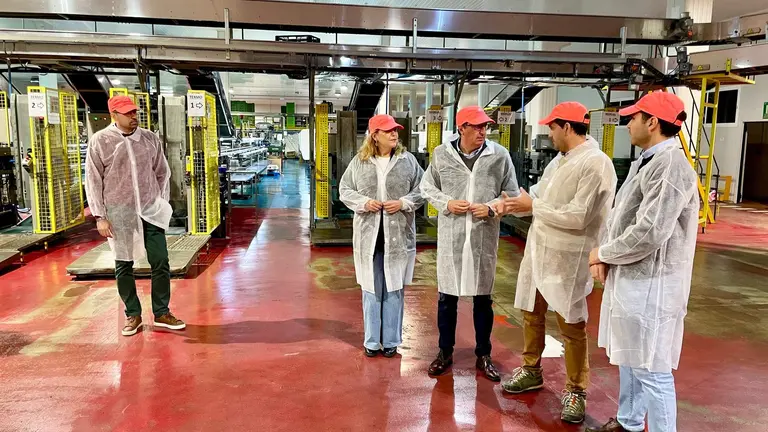 Visita de González a Costa de la Luz en Lucena