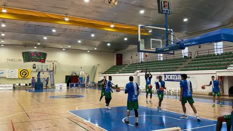 El Enrique Benítez calentando en Almansa.