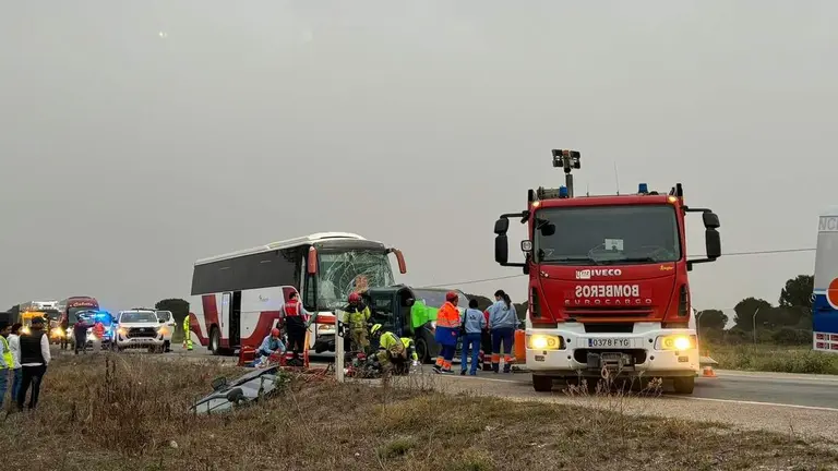 Efectivos del Consorcio y de Emergencias y sanitarios en la zona (Foto: Consorcio Provincial de Bomberos)