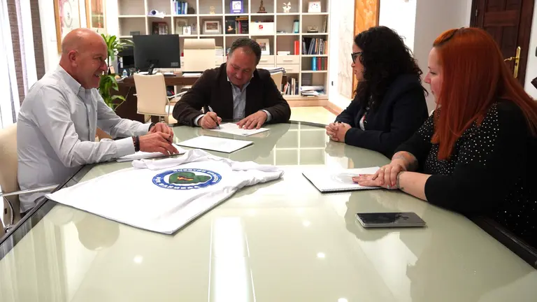 Toscano recibe a familiares de agentes de la Guardia Civil y Policía