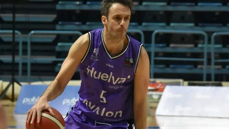 Javi Montaner en acción con el Ciudad de Huelva.