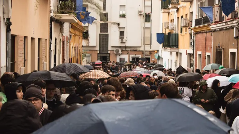 Procesiones con paraguas en HUelva capital