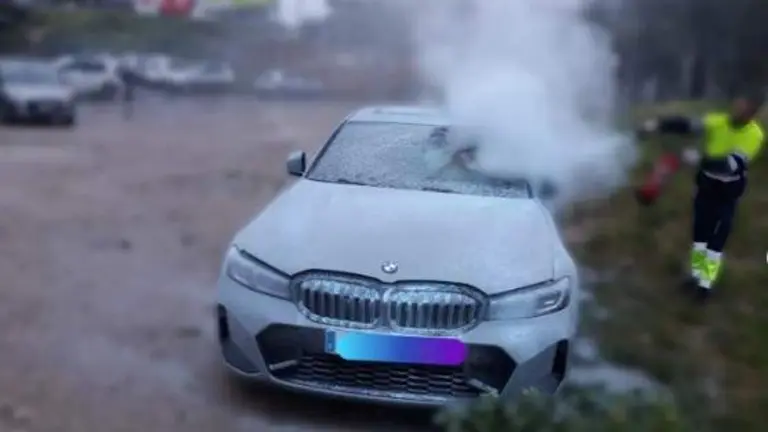 Efectivos apagan el fuego del vehículo