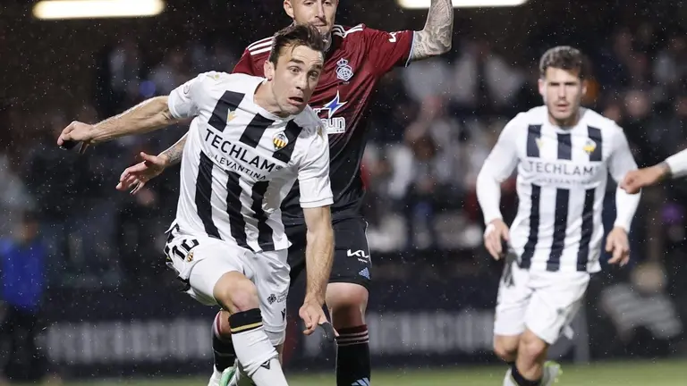 Antonio Domínguez trata de frenar un avance del Castellón.