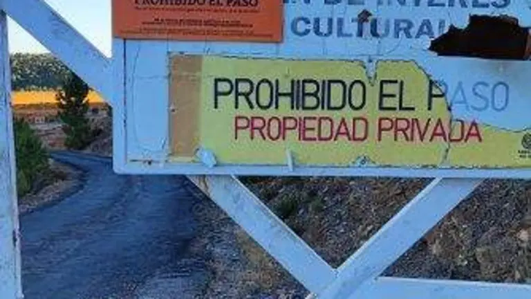 Cancela con avisos de corte