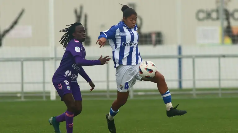 Un lance del duelo entre el Sporting de Huelva y el Tenerife.