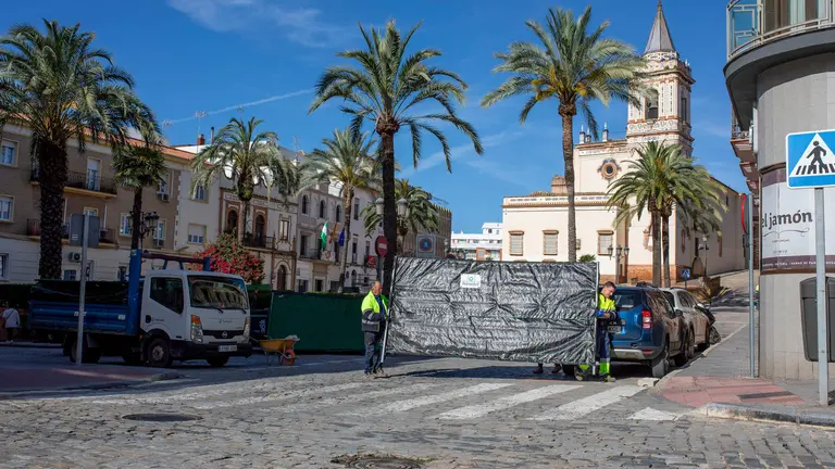 Operarios cierran al tr&aacute;fico la Plaza de San Pedro