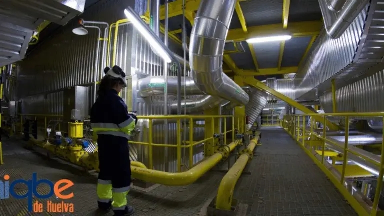 Una operaria en una planta industrial