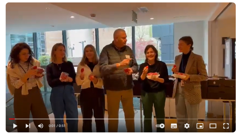 En portugués, italiano, inglés, alemán, francés o español. Lo digas en el idioma que lo digas el mensaje está claro: #yocomofresasdehuelva porque son sanas, seguras y sostenibles.
Transcripción