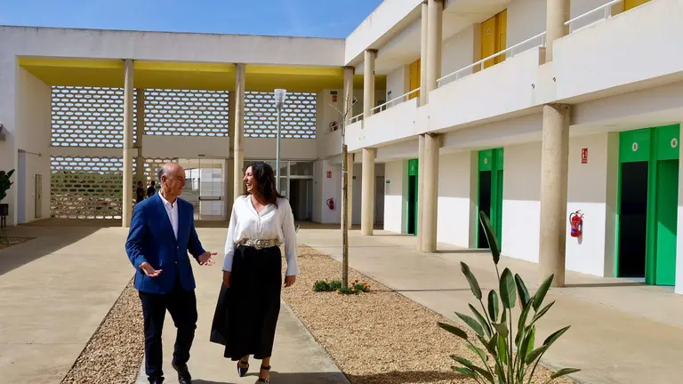 El alcalde y la consejera Loles López, en la residencia