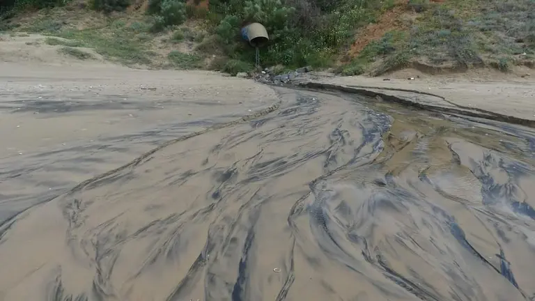 Tubería de fecales rota vertiendo directamente a la arena de la playa
